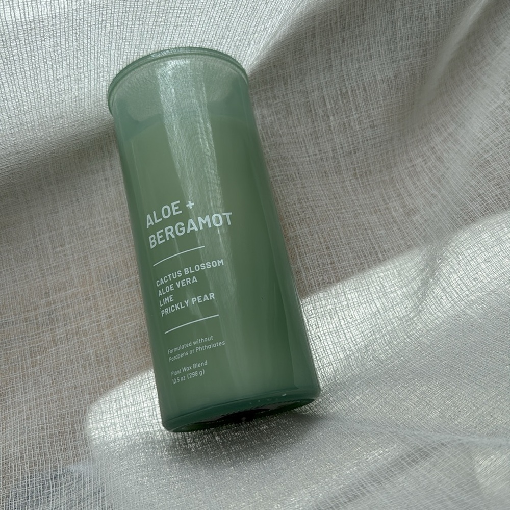 Aloe‎ + Bergamot  Candle - Green - Picture 13 of 15